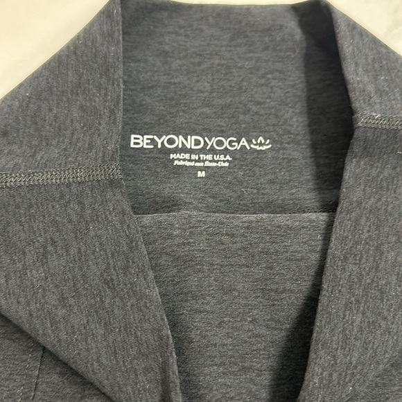 Beyond Yoga Black Flare w Slit Size M- worn once! - Picture 6 of 7